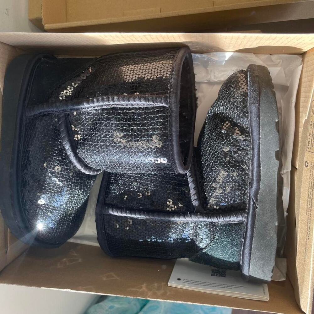 Black ugg KIDS BOOTS
